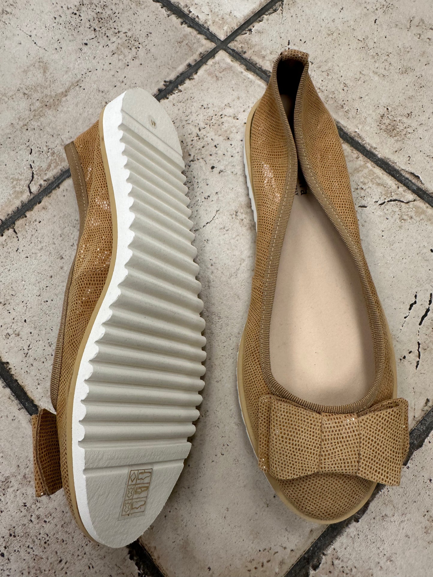 Ballerinas in Sand